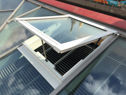 Окно WERSO с электрическим открыванием с настенной кнопкой 55x78